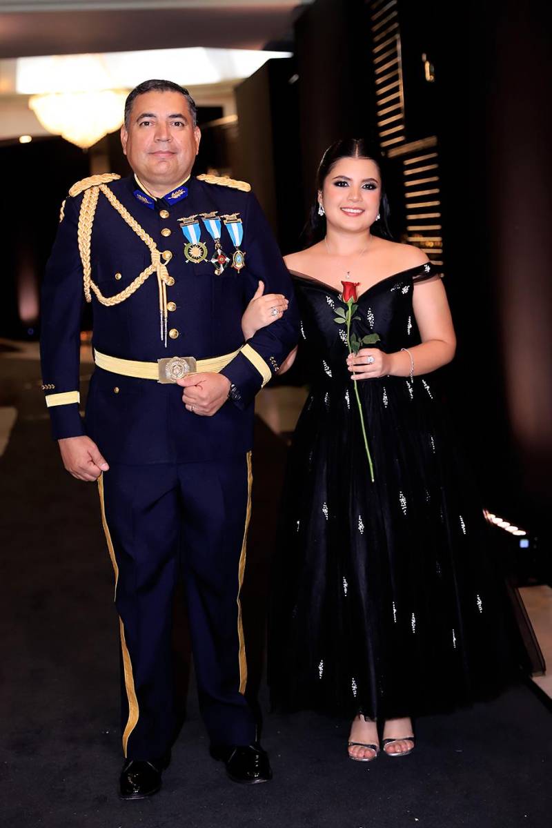 Desfile padres e hijos de la prom 2025 de DelCampo School