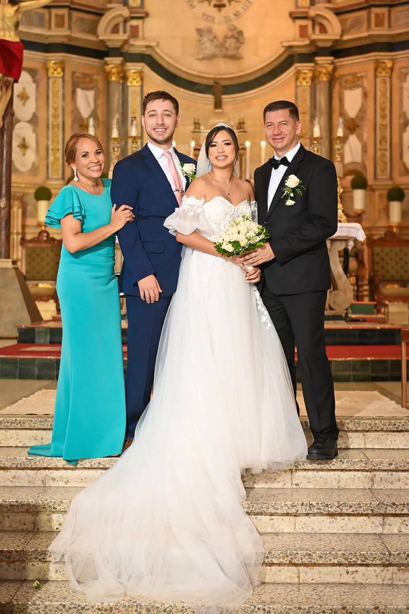 Dessireth Turcios, Caleb y Estephany y Elio Flores