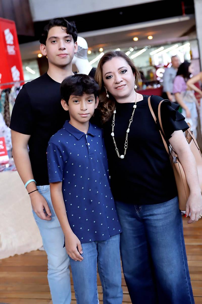 Karen Romero con sus hijos José Luis y Santiago Alvarenga
