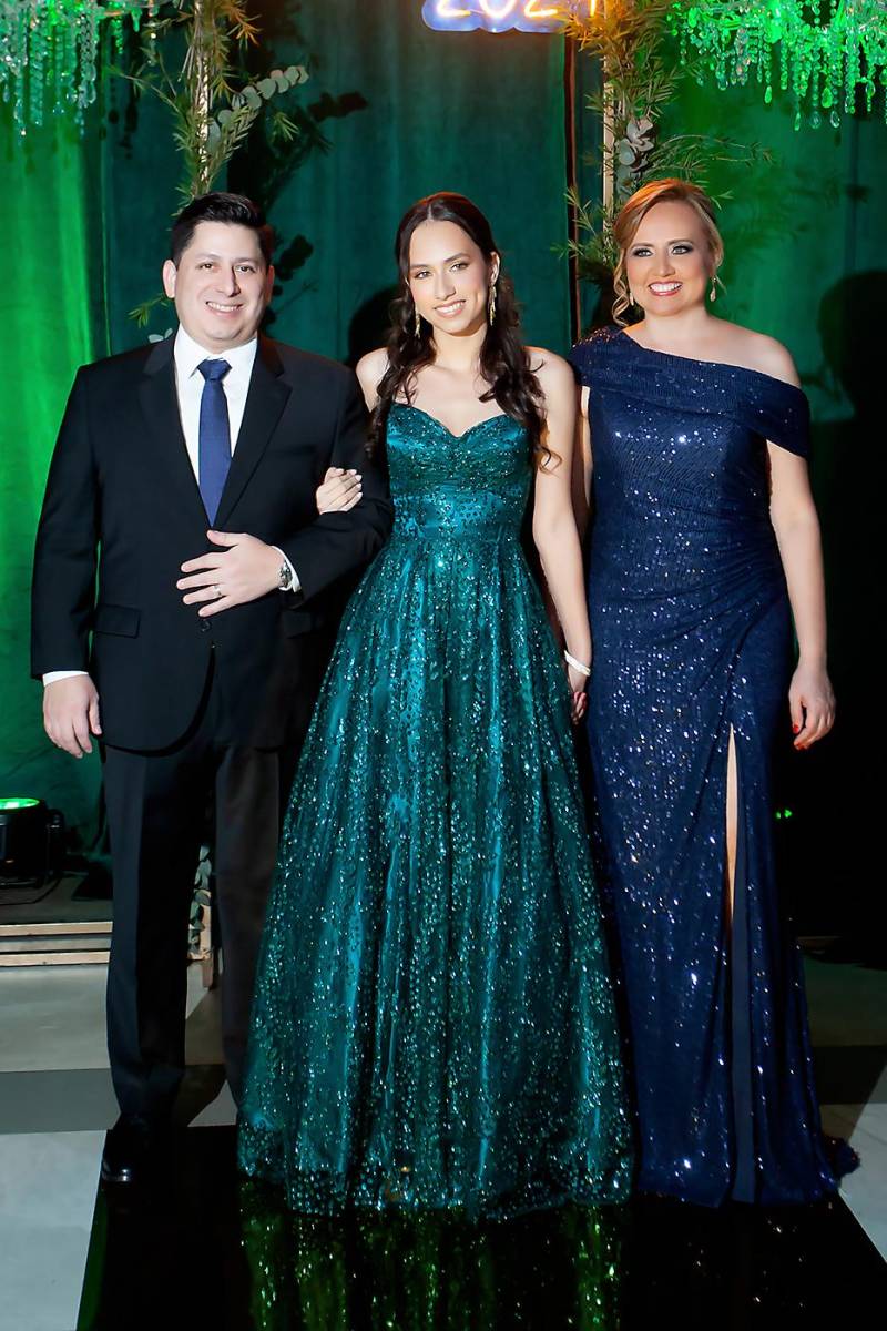 Fernando Aguirre y Dilcia Deras con su hija Nathalia Isabel.