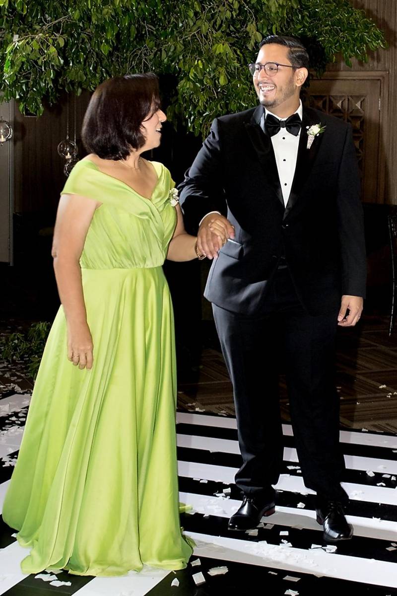 Nino baila con su madre, Edith Pineda.