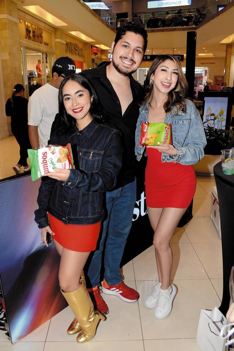 Reina Solís y Skarlin Hernández.
