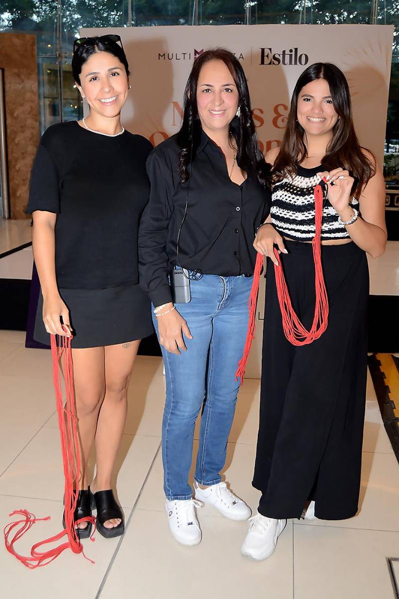 Sharon Miller, Isabel Castillo y Karol Poujol.