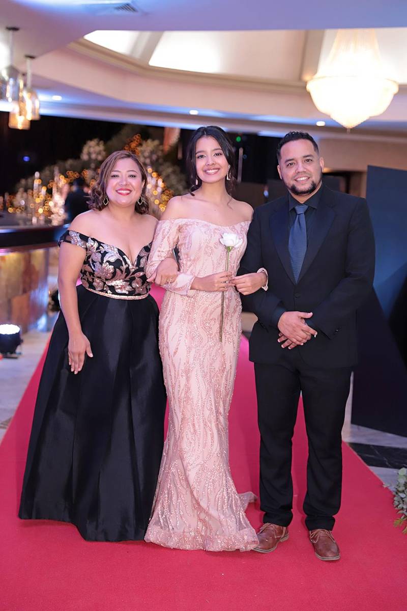 Desfile padres e hijos de la prom 2024 del Instituto Sagrado Corazón