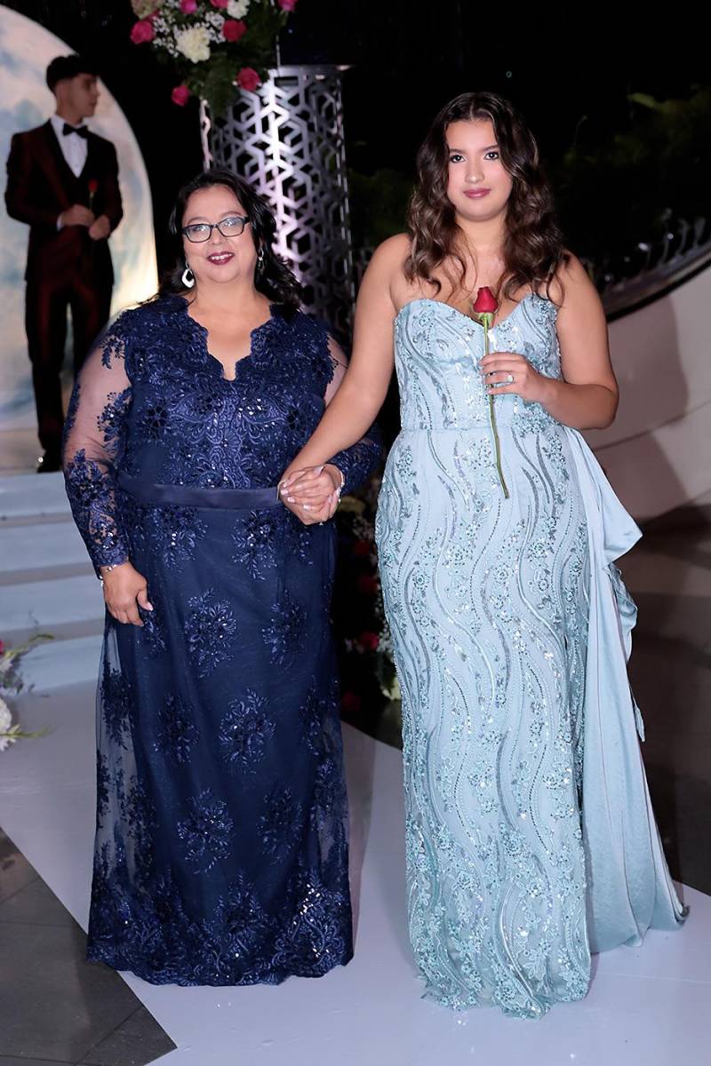Desfile padres e hijos de la prom 2024 del Instituto San José del Carmen
