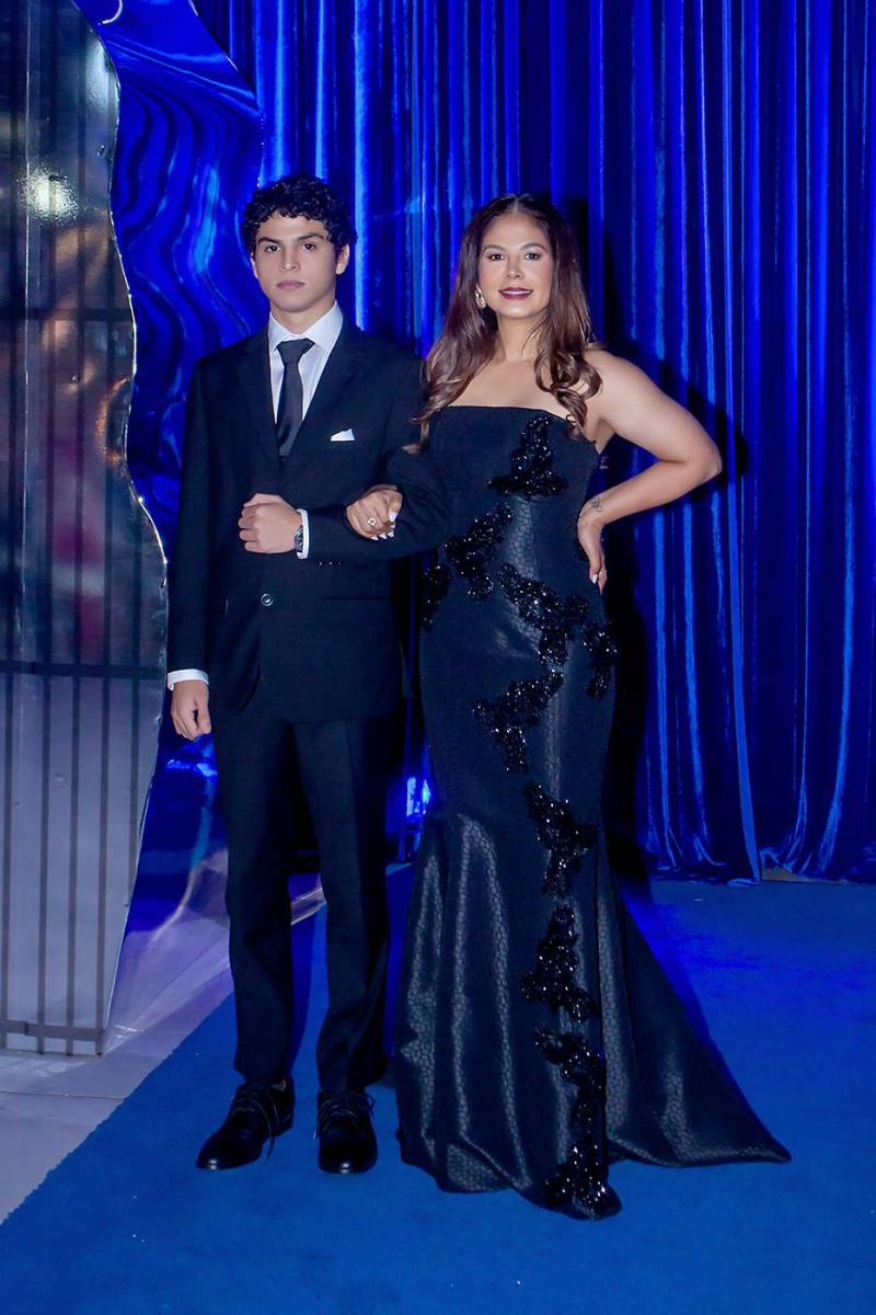 Enrique Manuel Escobar Izaguirre con su madre Gloria Izaguirre.