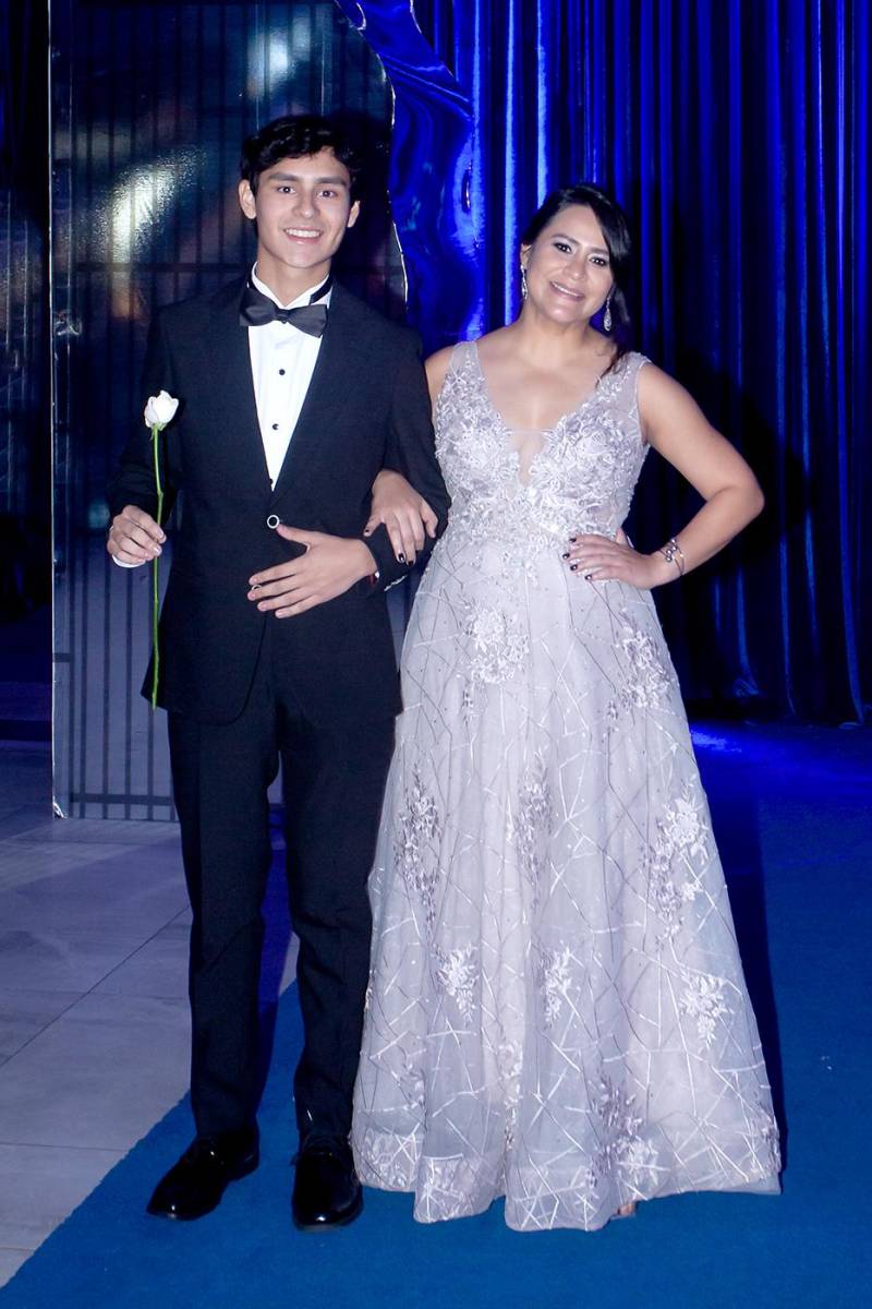 Fabian Andrés Alvarenga Torres con su madre Karla Tovar.
