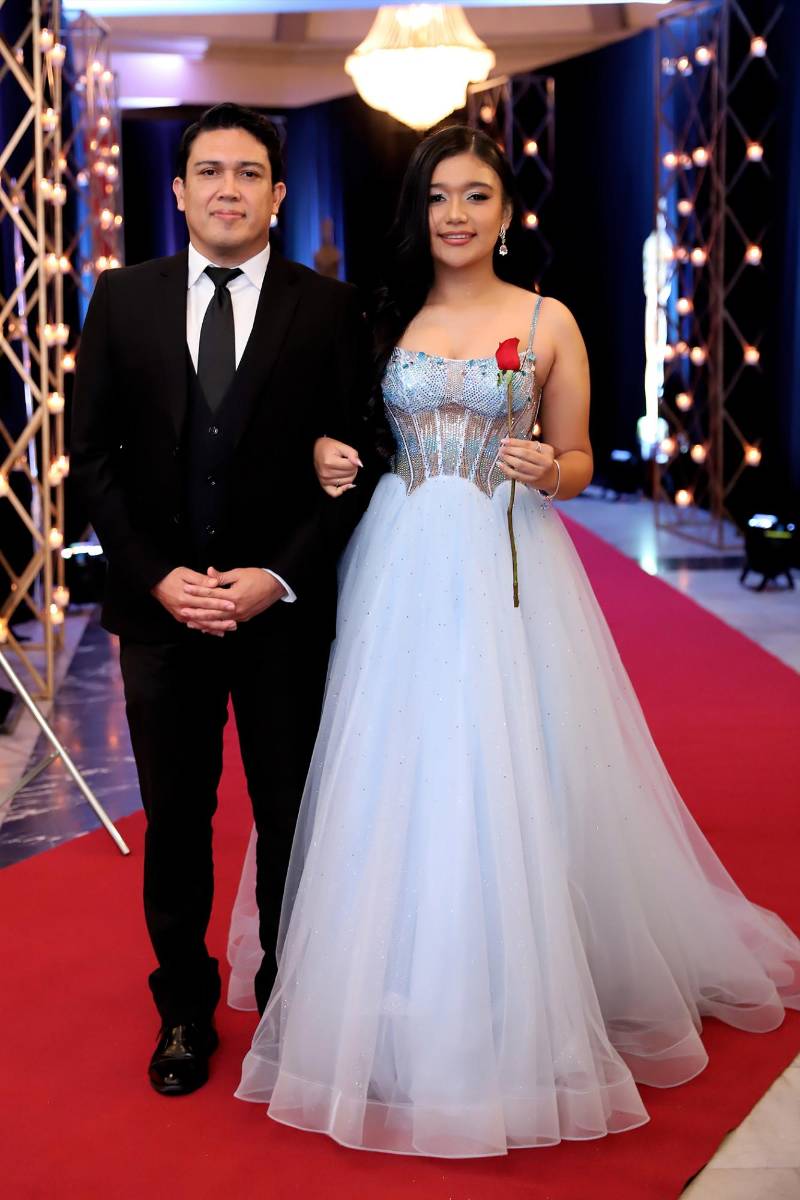 Desfile padres e hijos de la prom 2025 del Instituto San José del Carmen