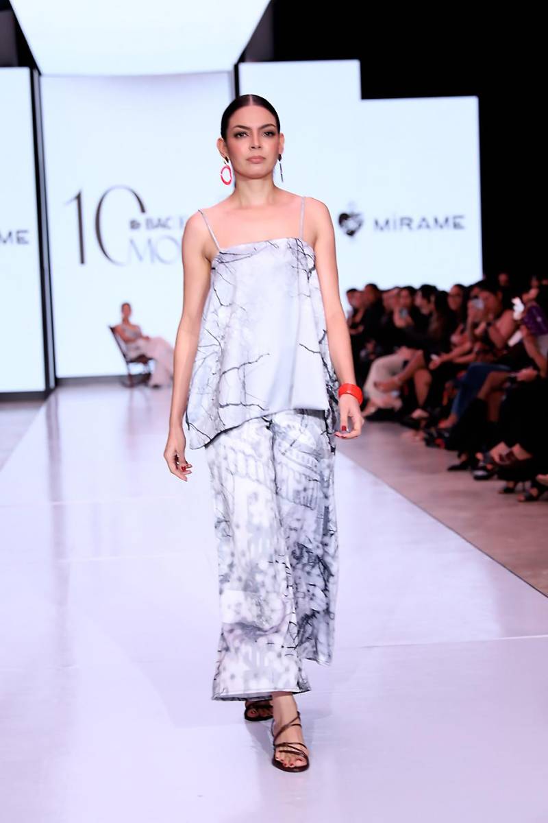 "Cada prenda rinde homenaje a las mujeres de mi familia, quienes me enseñaron a construir identidad con orgullo y autenticidad", dice la diseñadora, quien fiel a su trademark, apostó por looks de líneas fluidas que crean movimientos diáfanos