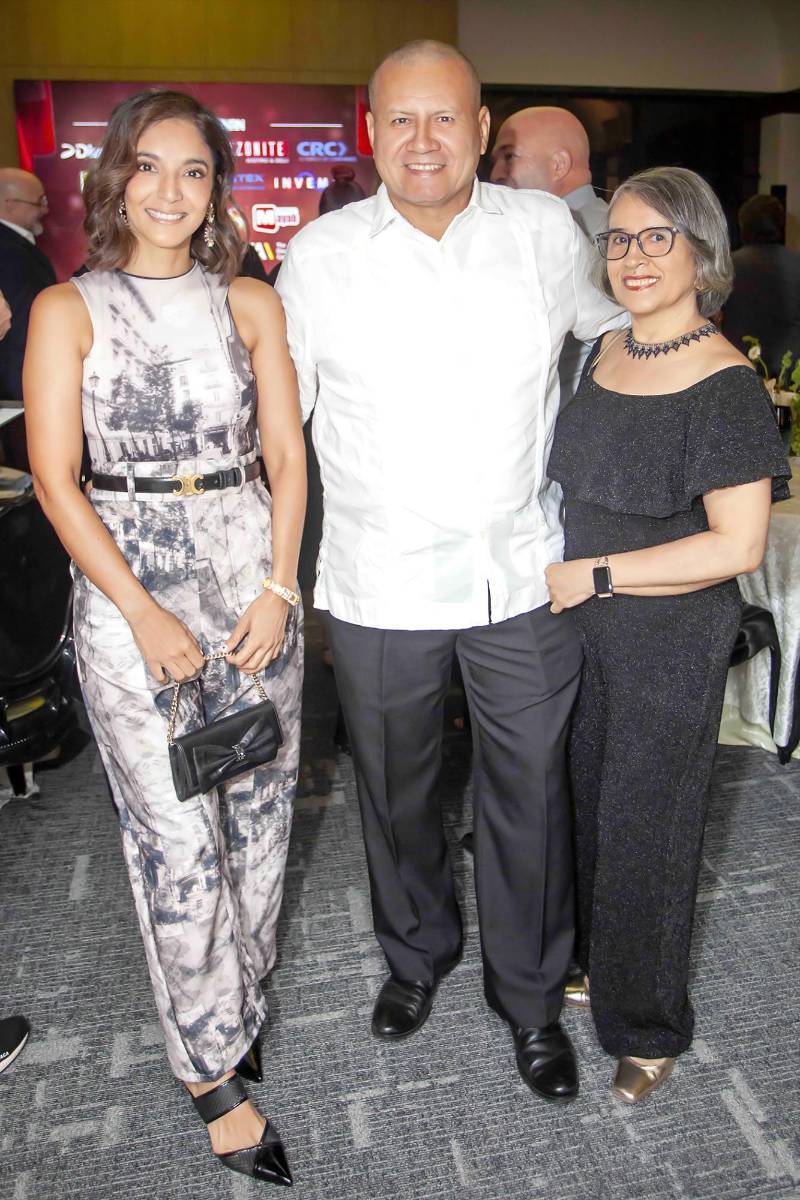 Sandra Velez, Edwin Rivera y Ana Serrano. 