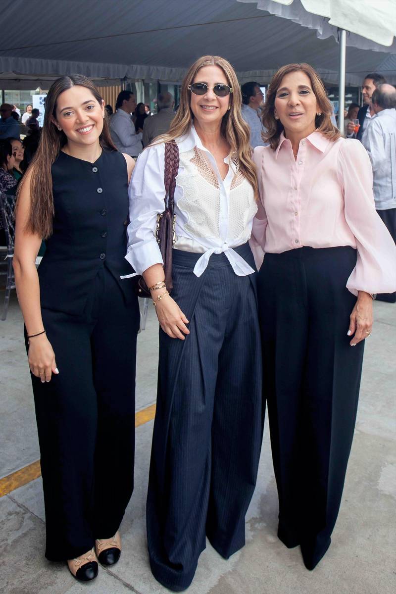 Mariangela Larach, Alexia Marinakys y Diana Larach.