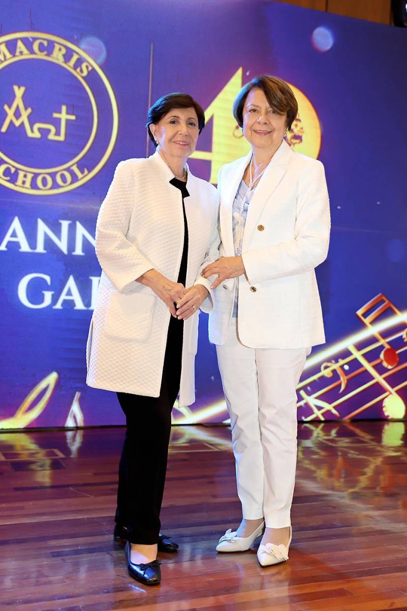 Mónica Pedemonte-Weddle y Ana Rubiano-Merriam, fundadoras de Macris School, recibieron un emotivo reconocimiento por su visión, entrega, dedicación y su impecable trayectoria.