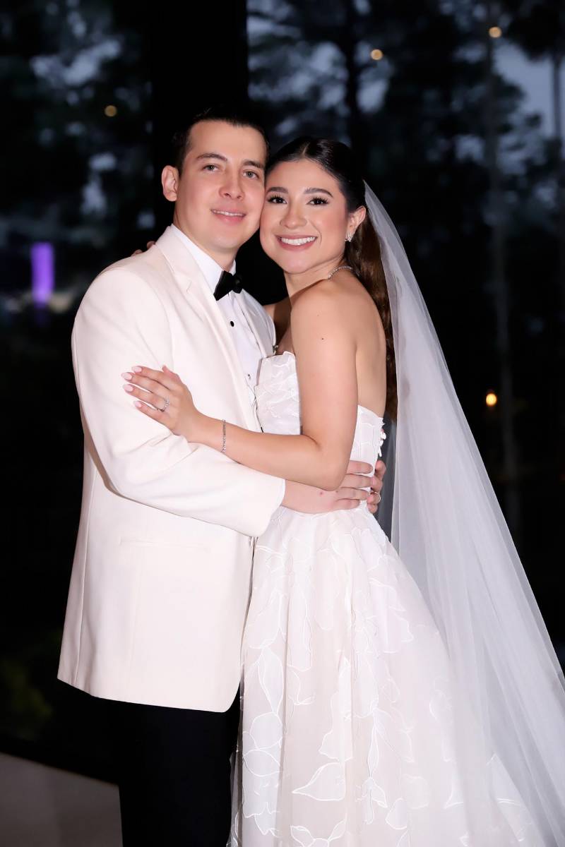 Tras una emotiva ceremonia religiosa, Paola Perdomo y Dennis Cano celebraron su unión con una íntima y elegante recepción en un salón del restaurante La Cumbre, rodeados del cariño de sus familiares y amigos más cercanos. La velada estuvo marcada por momentos especiales, como su primer baile como esposos, brindis llenos de emoción y una atmósfera cálida que hizo de la noche un recuerdo inolvidable.