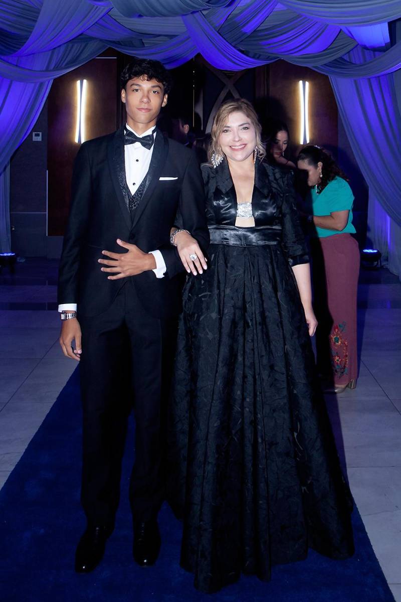 Sebastián Rosales Hall con su madre Ana Paola Hall.