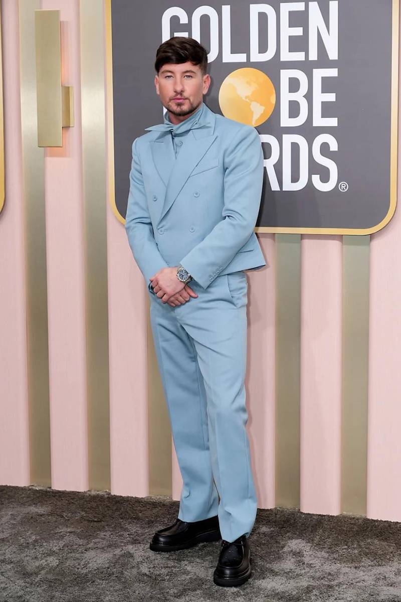 Barry Keoghan by Louis Vuitton. De chaqueta corta y una delicada pajarita. 