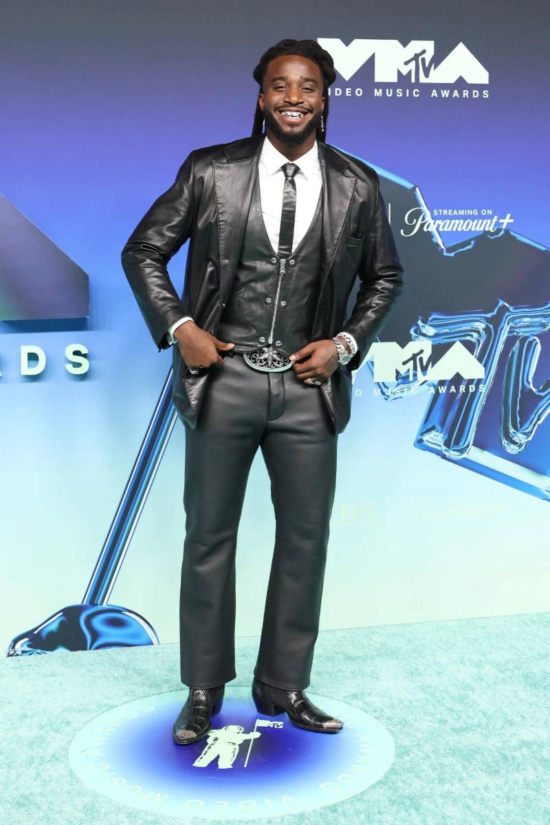 Shaboozey vistió <i>custom made </i>Chrome Hearts en la alfombra. 