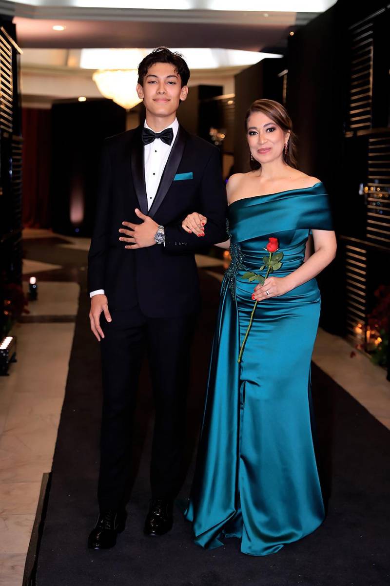 Desfile padres e hijos de la prom 2025 de DelCampo School