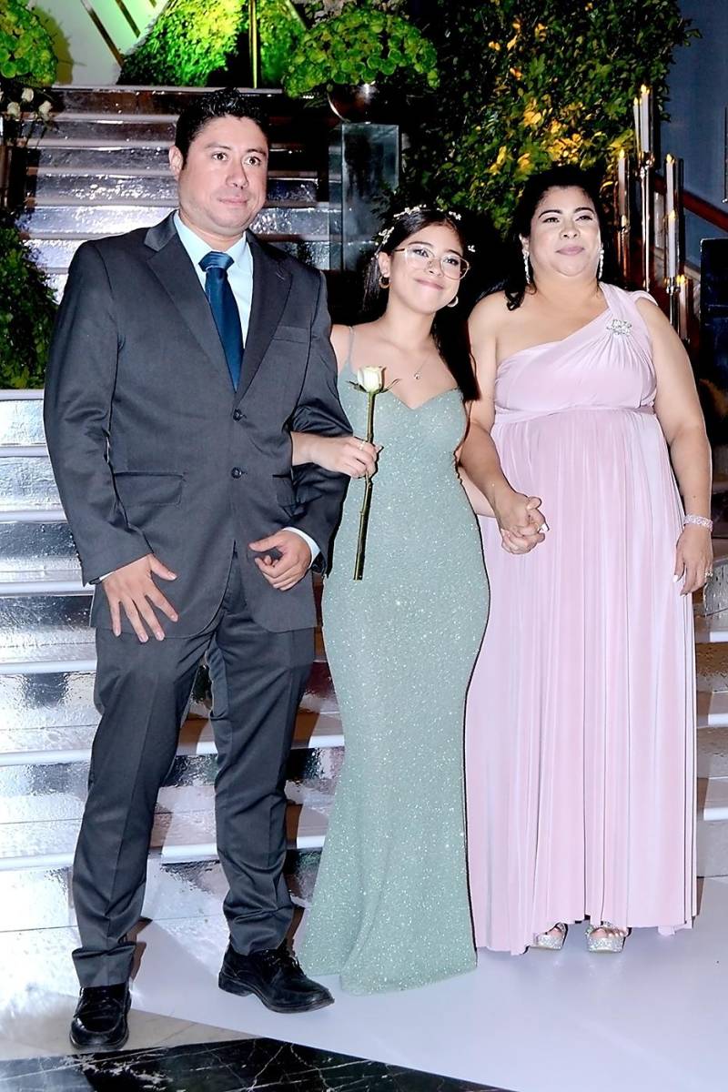 José Manuel y Karla Agurcia con Reina Canales 