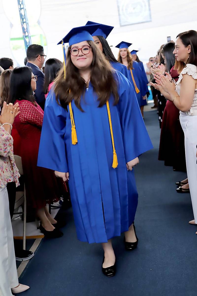 Desfile de graduados en Macris School 2023