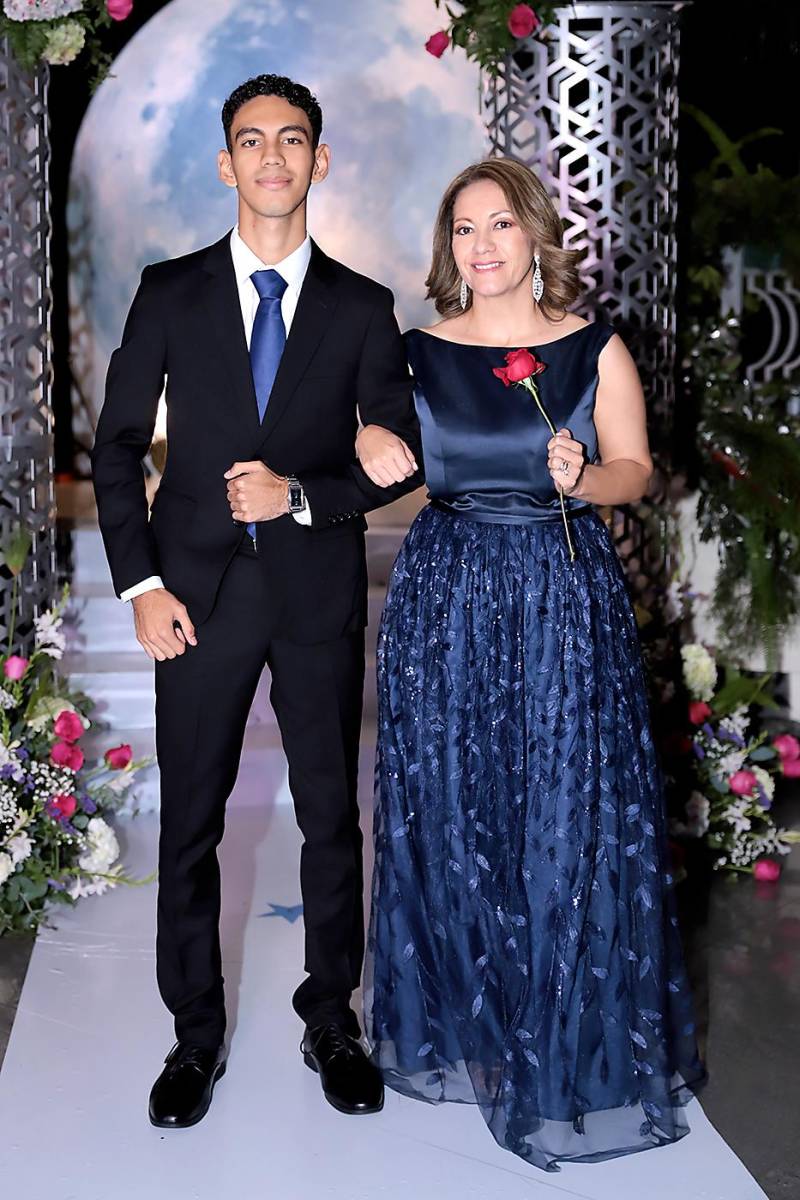 Desfile padres e hijos de la prom 2024 del Instituto San José del Carmen