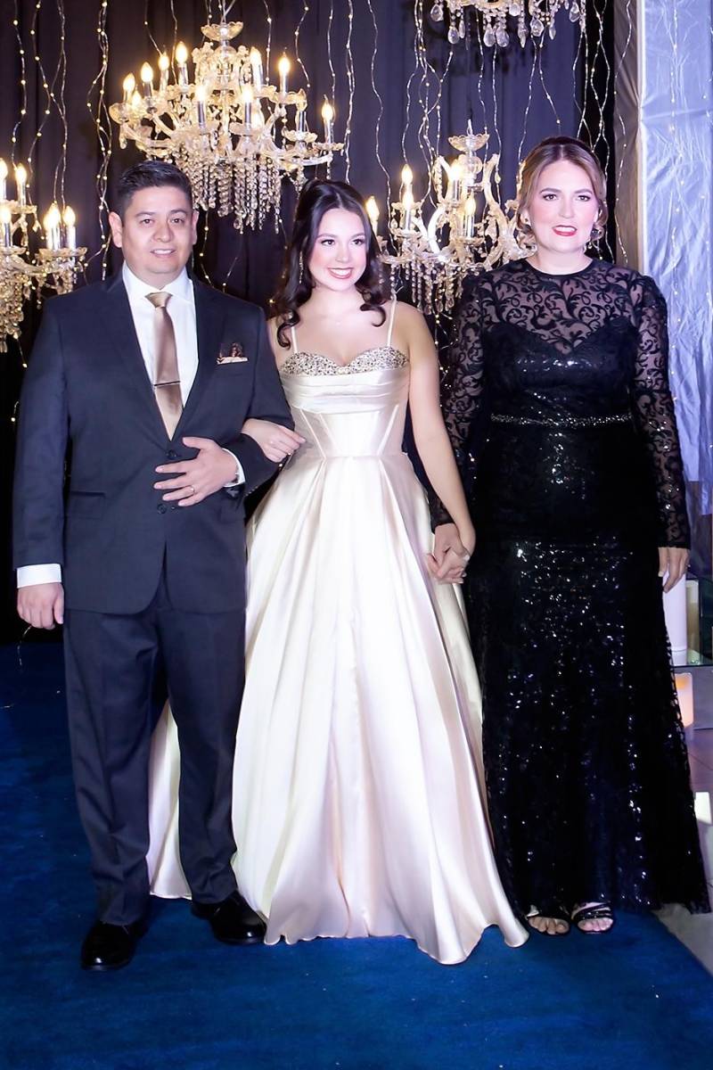 Víctor Garzona y Julia Fajardo con su hija Andrea Sofía.