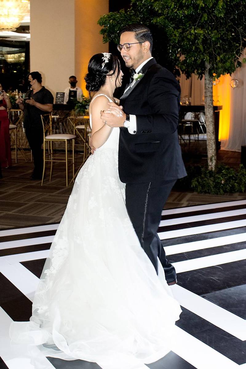 Los recién casados al momento de bailar su canción preferida, “La Vie en Rose” de Zaz.