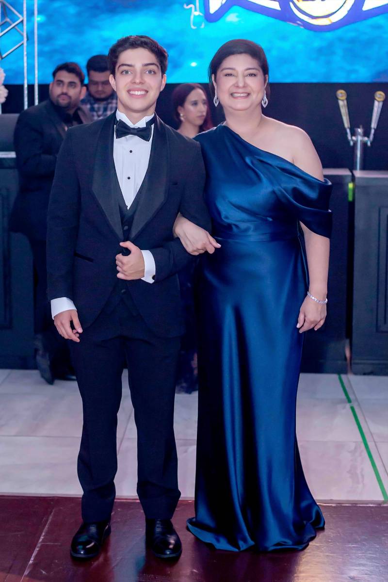 Desfile de Padres e Hijos en la gala de graduación de la Escuela Internacional Sampedrana 2026
