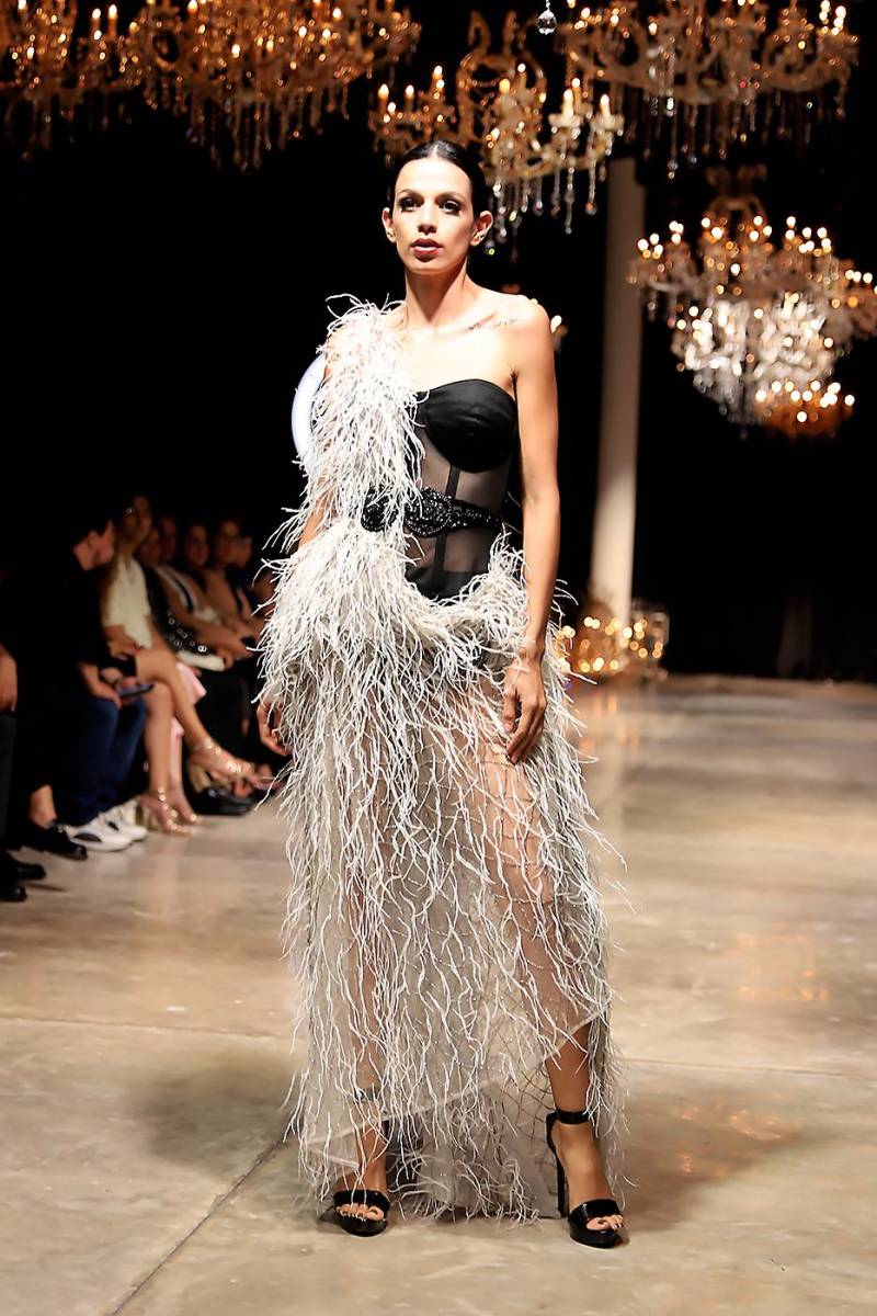 Las plumas crean un efecto etéreo y sensual en este diseño de fantasía
