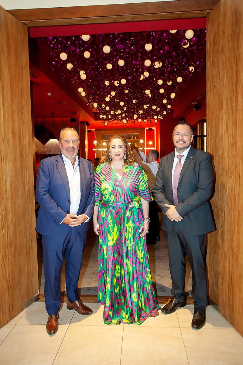 José Marti, director de operaciones de Real Hotels &amp; Resorts con Fanny Hawit, gerente general del hotel Real InterContinental San Pedro Sula, y Manuel Arenas, gerente de alimentos y bebidas, chef ejecutivo.