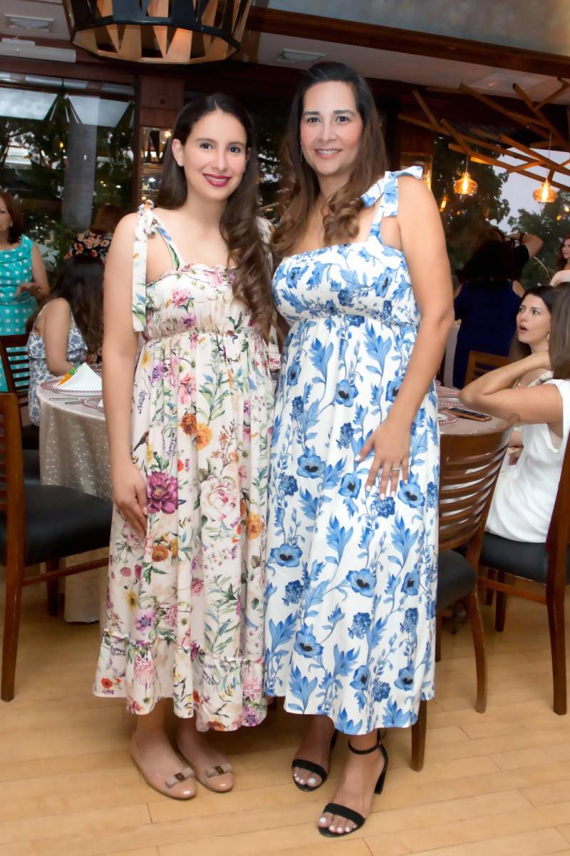 Michelle Kawas y Mary Sibrian.