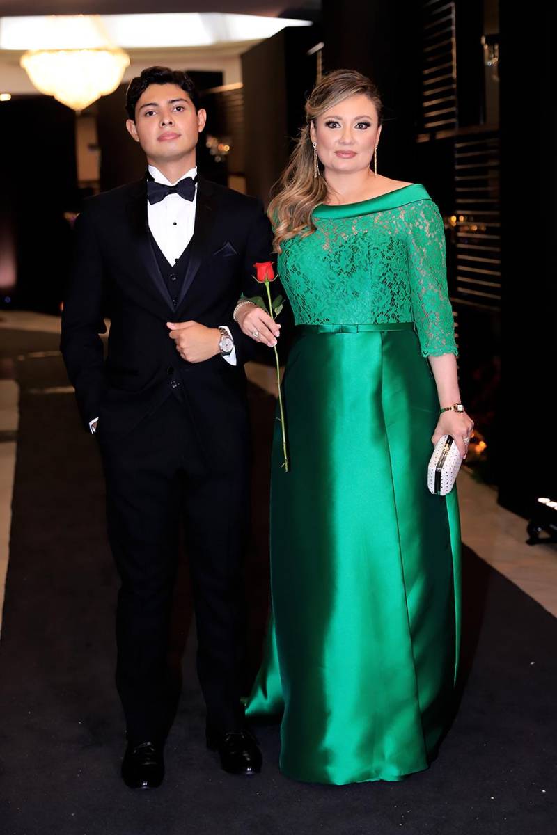 Desfile padres e hijos de la prom 2025 de DelCampo School