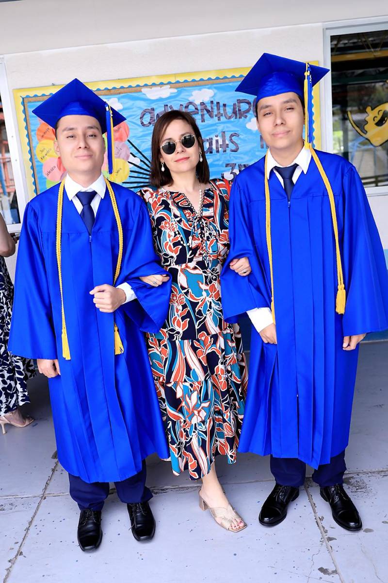 Guillermo Miguel y Guillermo Jesús Pineda con su madre