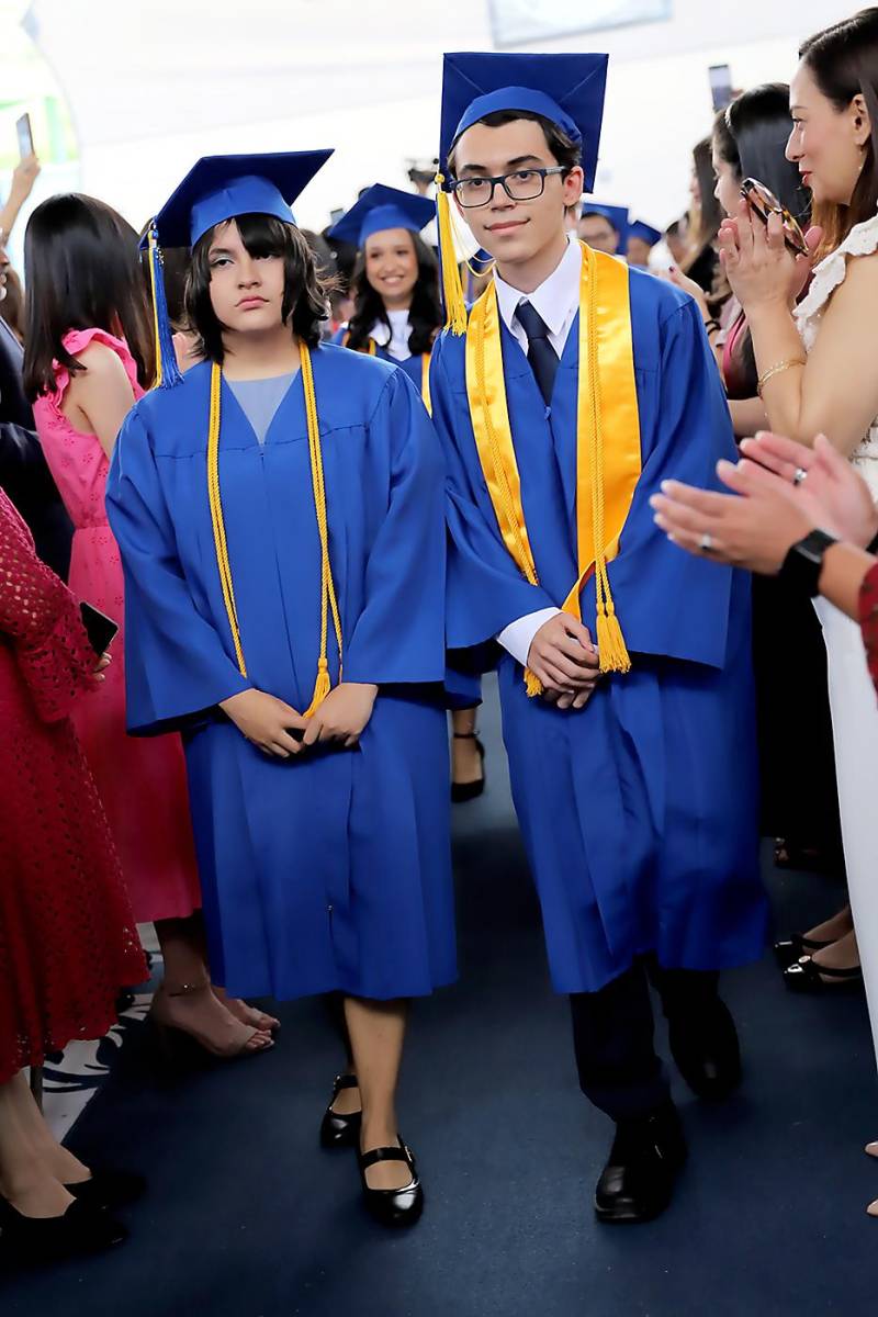 Desfile de graduados en Macris School 2023