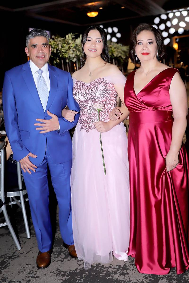 Gustavo, Ana Lorena Zúniga y Karen Murillo.