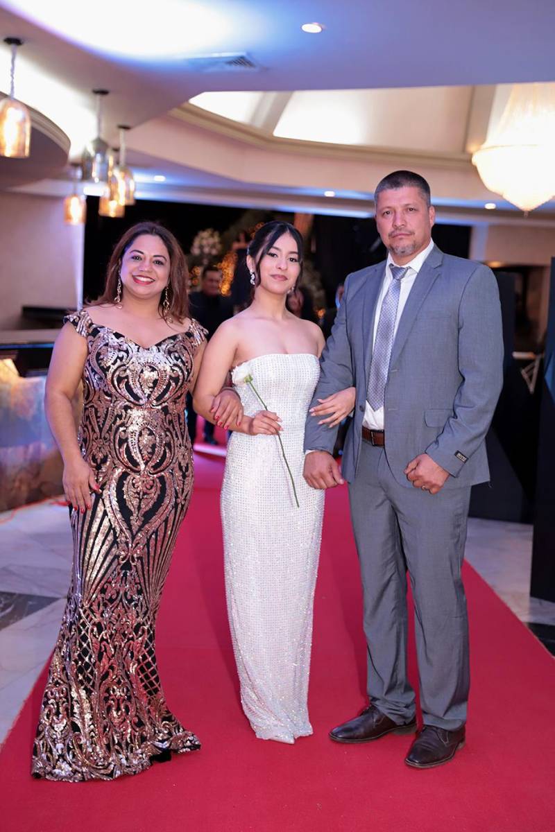 Desfile padres e hijos de la prom 2024 del Instituto Sagrado Corazón