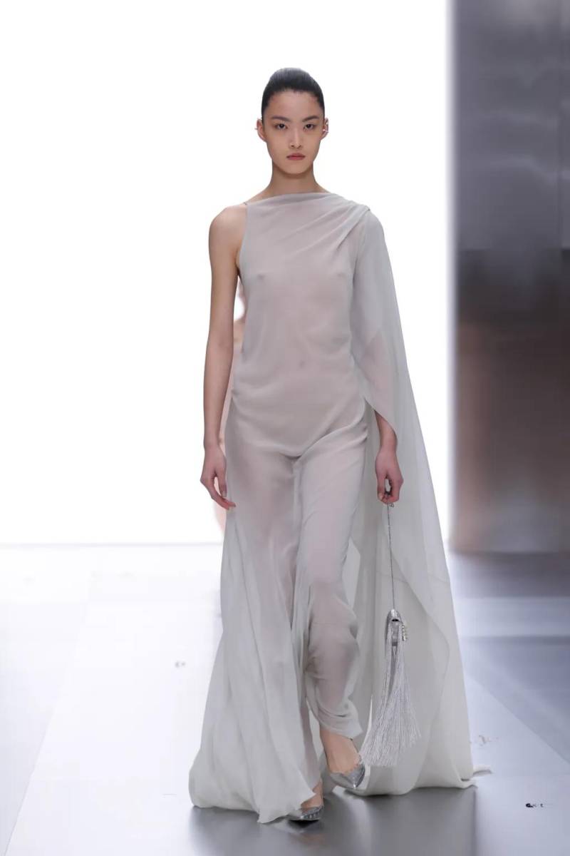 Colores neutros y suaves, como blanco, baby pink y grises matizados. 