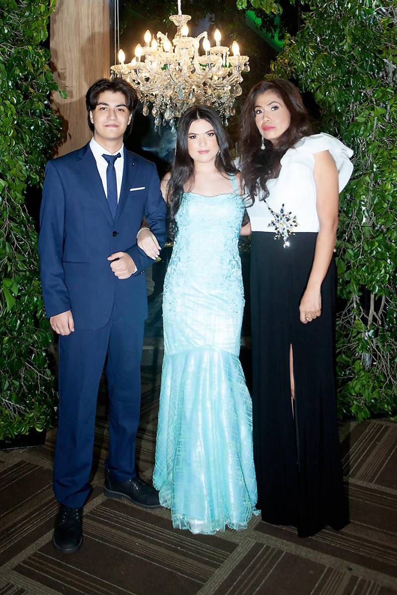 Jonathan y Alejandra Fajardo, con su madre Karla López.