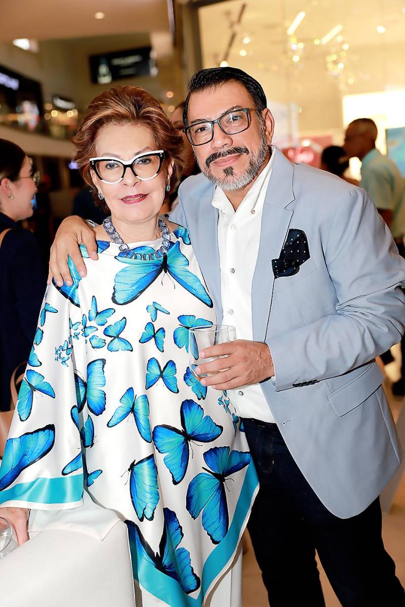 Bonnie Castañeda de García y Yoyo Barrientos. 