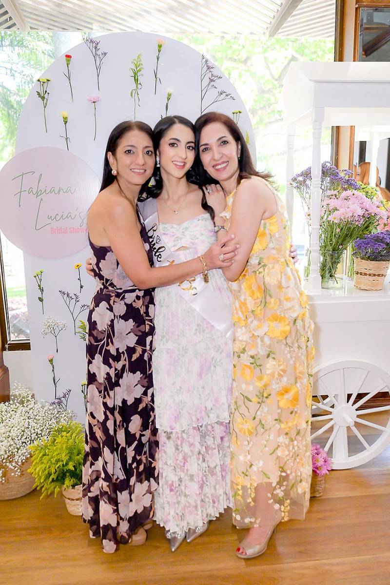 Beatriz Handal de Stefan, Fabiola Stefan y Tania de Sabat.