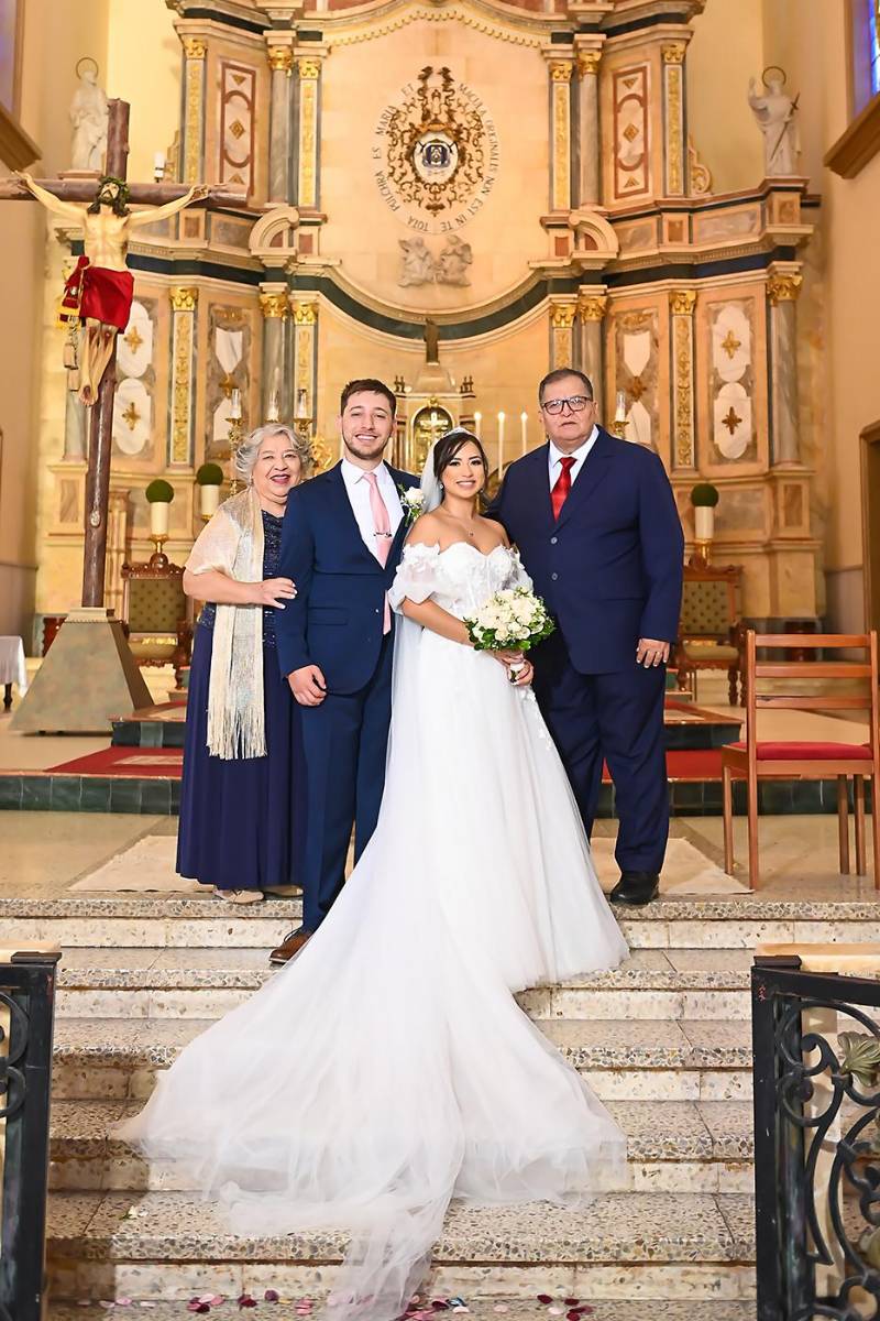 Estephany y Caleb con Guillerma Puerto Tinoco y Elio Flores Abrego, abuelos de la novia