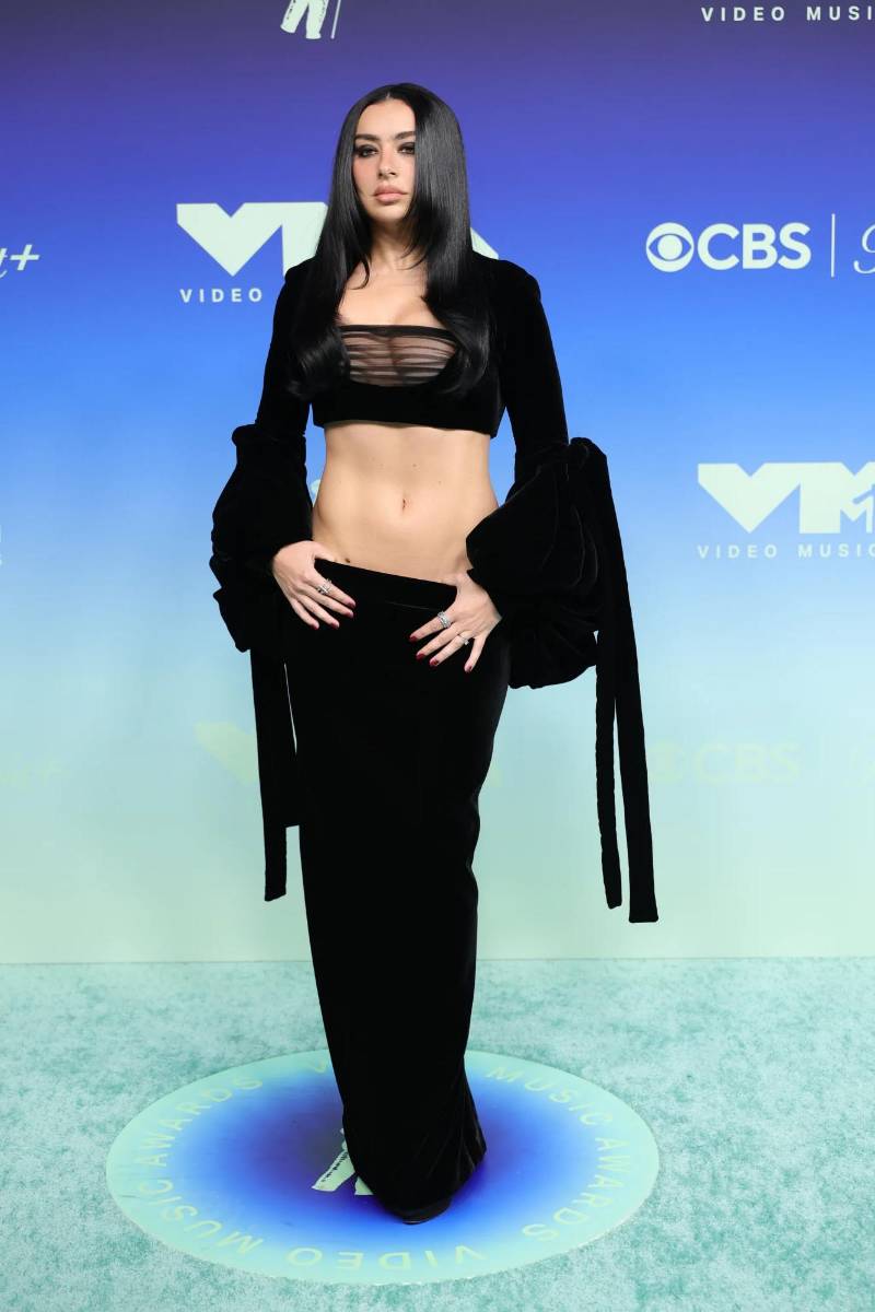 Charli XCX usó un diseño inspirado en la colección de otoño de 2017 de Saint Laurent. 