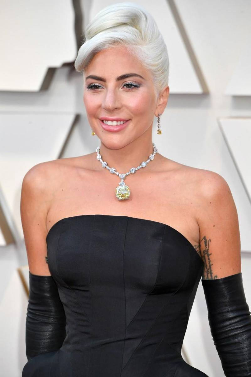 Lady Gaga en la gala de 2019 lució despampanante en su total look negro, que sin duda complementó con un collar de diamantes amarillos de Tiffany &amp; Co. valorado en 30 millones de dólares. 