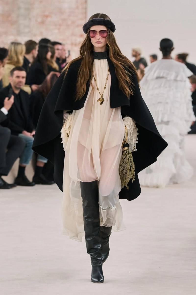 En las pasarelas de 2024, hemos visto un predominio de prendas como los maxi vestidos de algodón, chaquetas bordadas y capas ligeras en tonos neutros, una tendencia que invita a la comodidad sin perder el toque sofisticado.