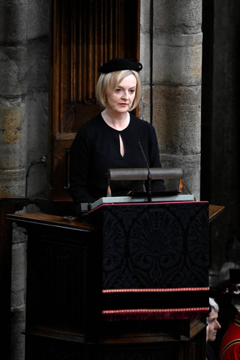 La primera ministra británica Liz Truss, leyó la segunda lección de Juan 14: 1-9. Truss se reunió con la reina dos días antes del fallecimiento de la monarca para asumir formalmente el papel, en lo que sería el último acto de servicio oficial de Isabel II.