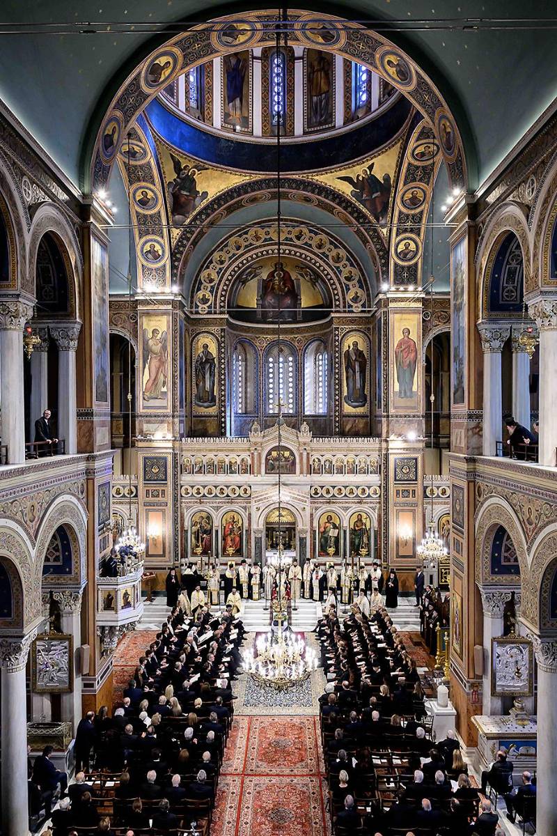 Centenares de personas despidieron al ex rey, cuyo féretro fue cubierto con una gran tela con los colores nacionales, azul y blanco.