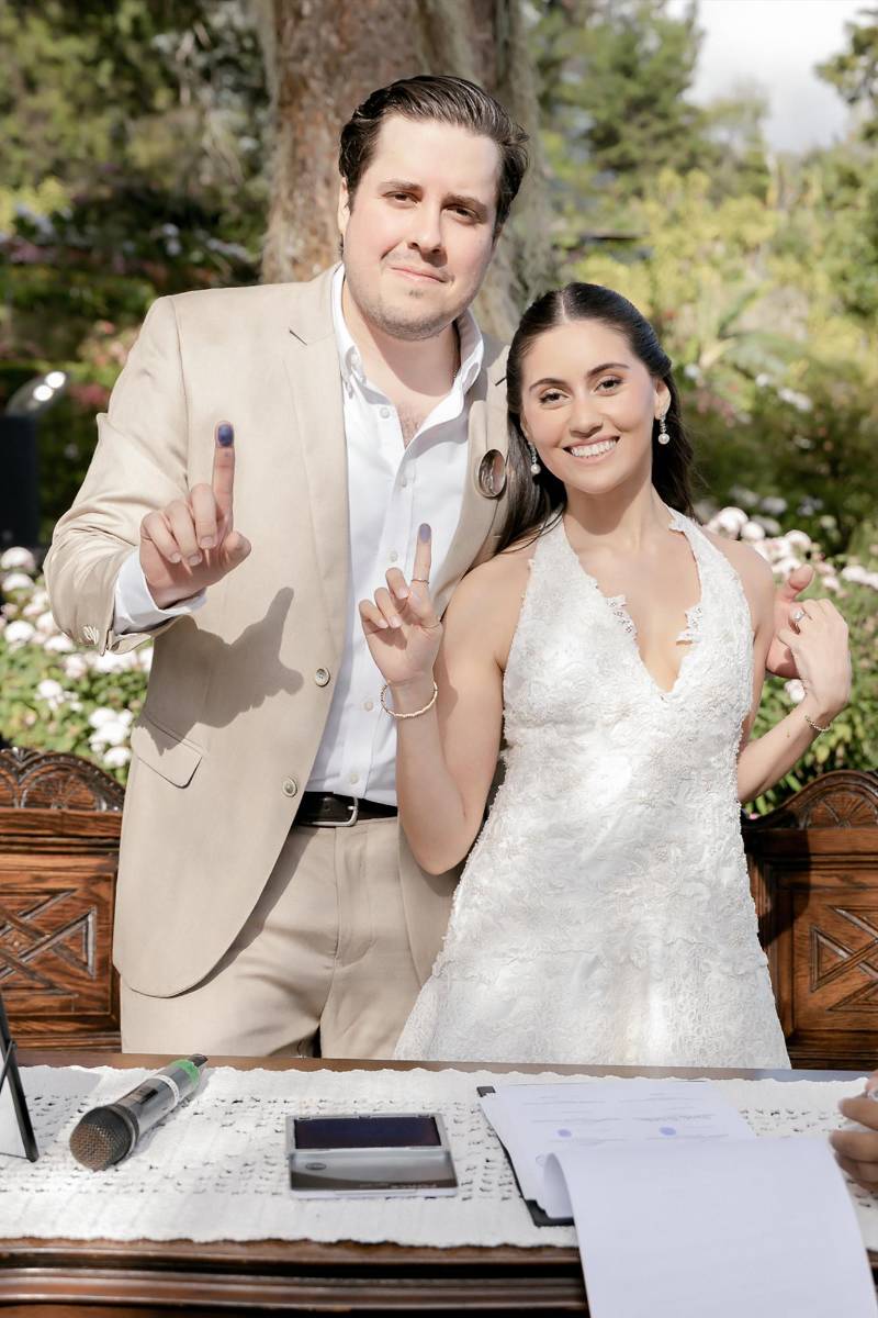 Rodeados por la belleza natural de una histórica finca cafetalera en Boquete, Panamá, Johannes Müller y Ruth Panayotti sellaron su amor en una emotiva ceremonia civil. Familiares y amigos llegados de distintos países fueron testigos de ese momento que marcó el inicio de una nueva etapa, cuya historia de amor comenzó durante sus años universitarios en Texas y se fortaleció a lo largo de casi seis años de noviazgo.
