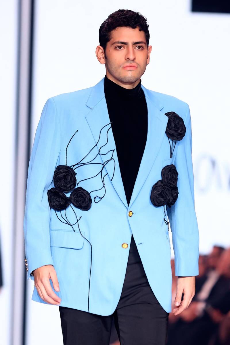 En su colección <i>Help!,</i> Galeano retomó clásicos blazers, dándoles un update con apliqués de flores hechas a mano en perfecto contraste