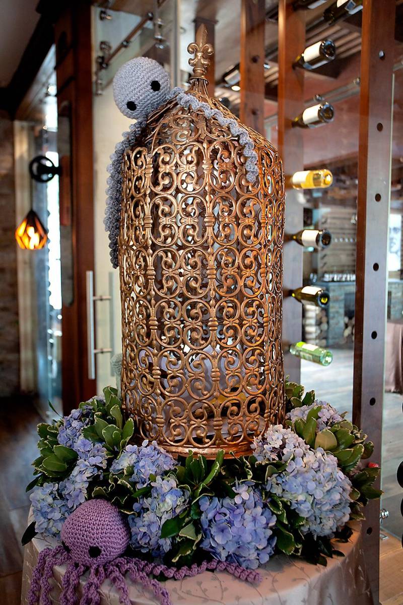 El baúl receptor de los obsequios fue adornado con bouquets de hortensias.