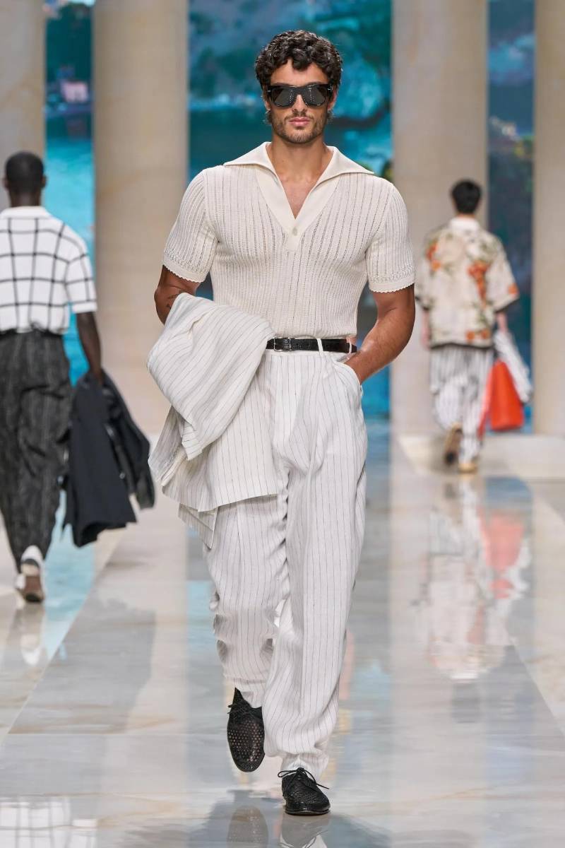 Las camisas de lino a medida y los pantalones ligeros de algodón fueron piezas clave en la pasarela, adornados con bordados calados sicilianos en pantalones cortos y camisas fluidas.