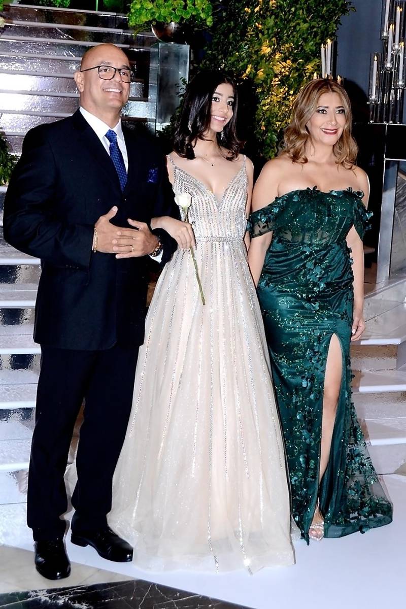 Abby Marianne Fernández con sus padres Cesar Fernández y Carolina Oliva